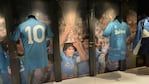 En la muestra hay camisetas de su paso por Nápoli, Sevilla, Boca, Newells y la Selección Argentina.