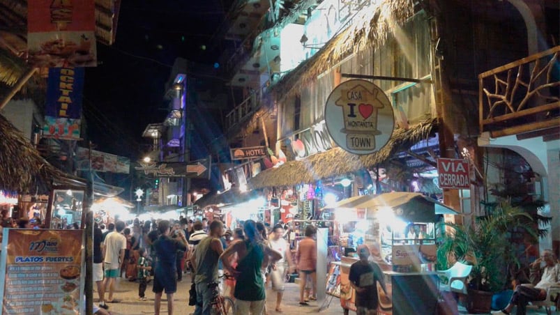 En la noche, Montañita se transofomra en el centro de diversión de Ecuador.