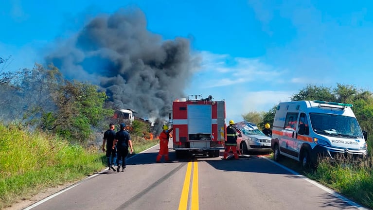 En la ruta 9 un auto chocó contra un camión, que luego se prendió fuego. 