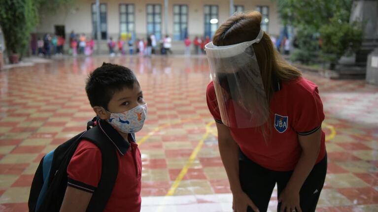 En la vuelta a las escuelas no hubo abrazos y sí protocolos.