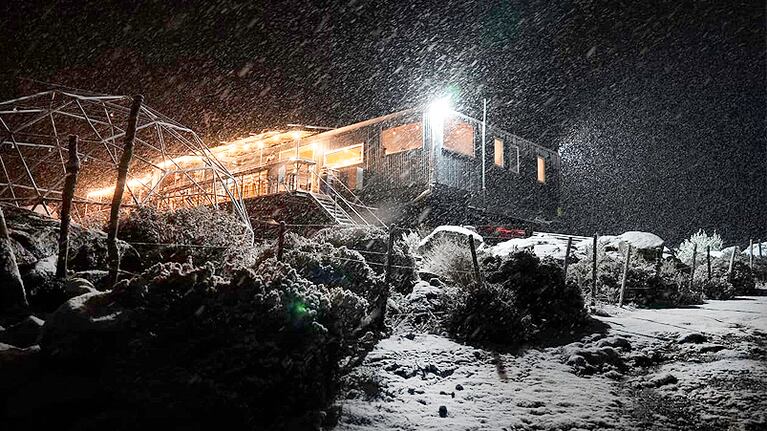 En las Altas Cumbres el paisaje se cubrió de nieve.