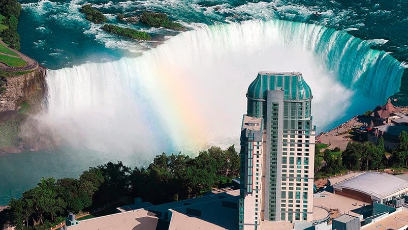 En las imponentes cataratas del Niágara le pagan a sus habitantes.