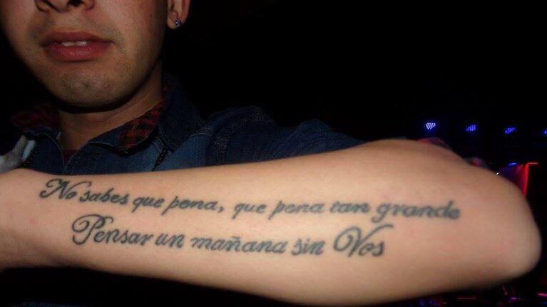 En los bailes, los fanáticos se hacen sus tintas de Monada.