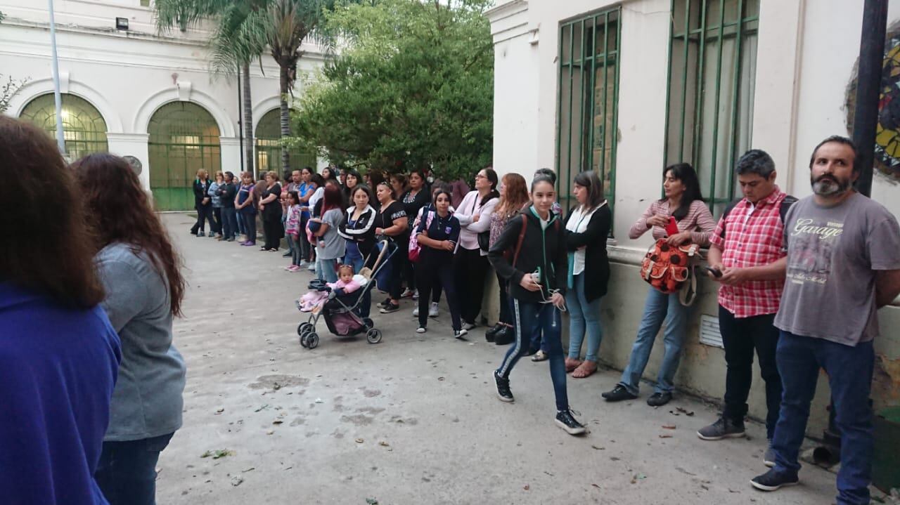 En los colegios, los padres consultan en que cursos dan clases.