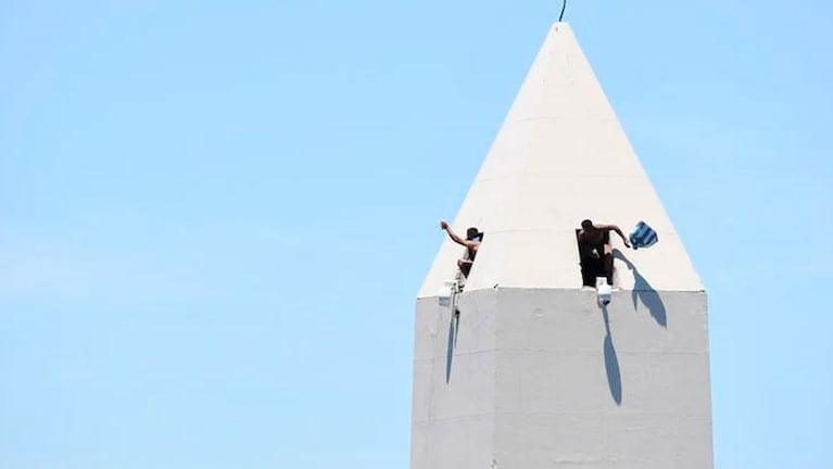 En los festejos por la Copa, hinchas rompieron la puerta del Obelisco y subieron