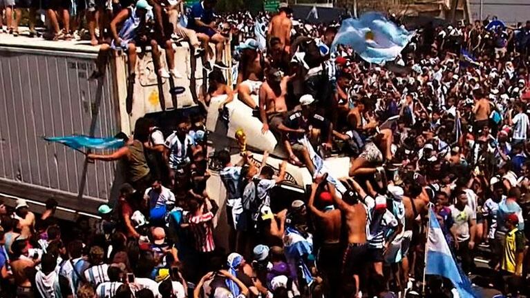 En los festejos por la Copa, hinchas rompieron la puerta del Obelisco y subieron