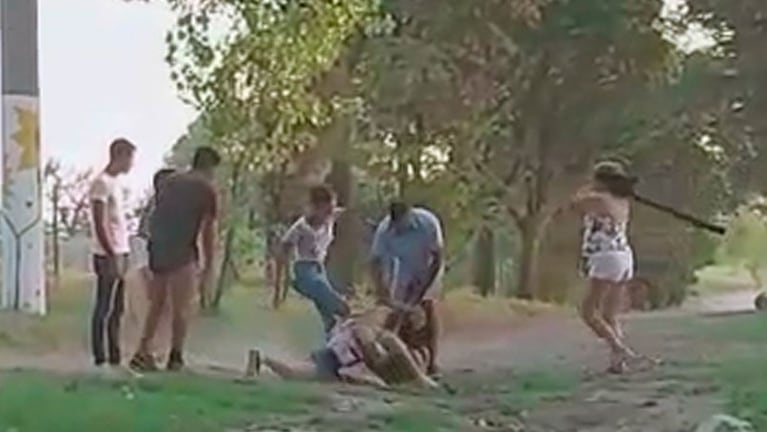En los videos se observa que algunas mujeres utilizan palos para agredir.