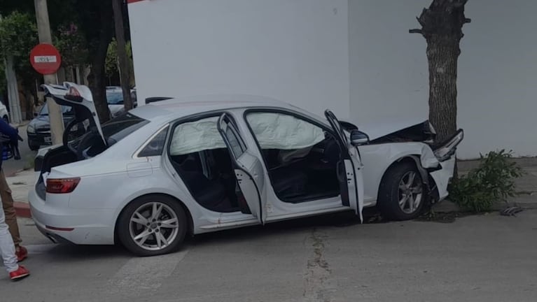 En medio de la emboscada perdió el control del auto y chocó contra un árbol.