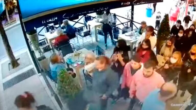 En medio de la multitud, una mechera aprovechó para robar.