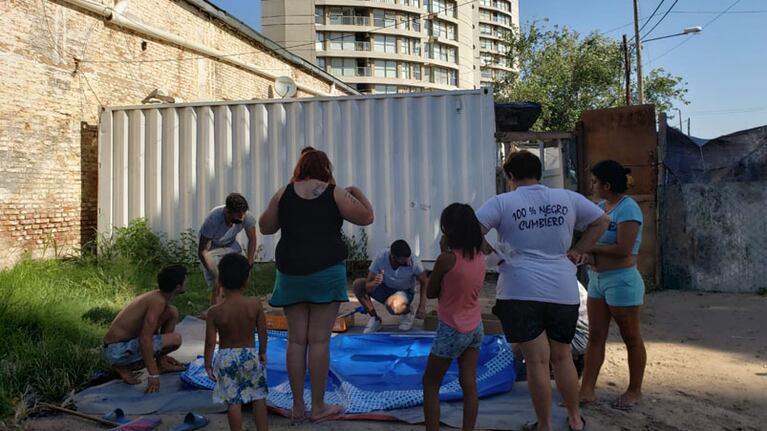 En medio de la ola de calor, se organizaron y sorprendieron a sus vecinos. Foto: Néstor Ghino/ElDoce.
