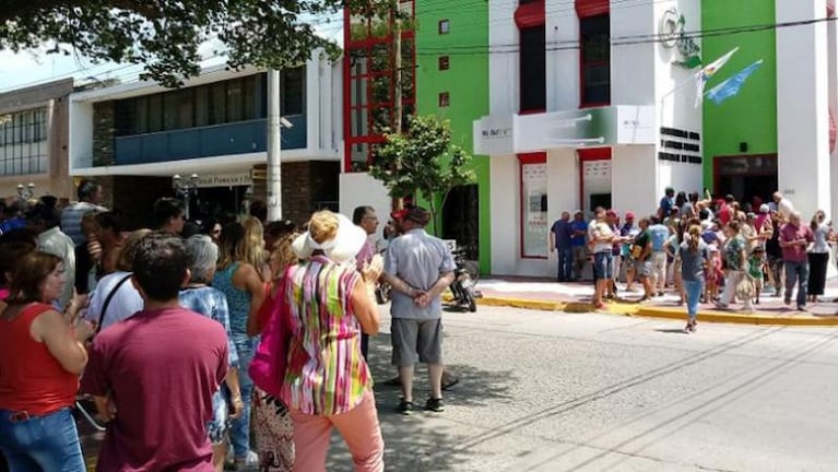 En medio de las protestas por la luz, les dispararon a dos vecinos