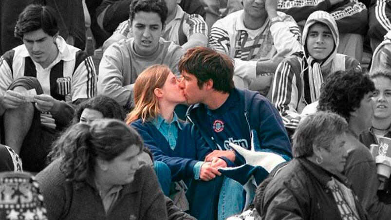 En medio de todos, el beso. / Foto: Twitter @los_11atras - Original: MundoD.