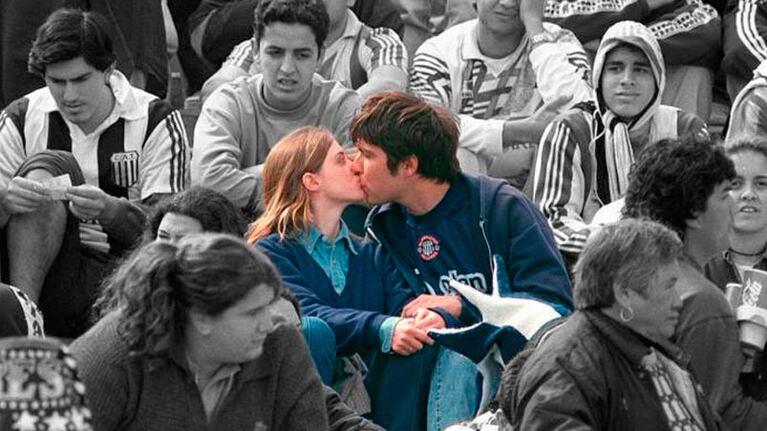 En medio de todos, el beso. / Foto: Twitter @los_11atras - Original: MundoD.