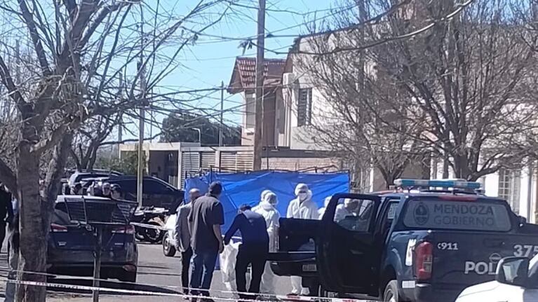 En Mendoza encontraron muerta a una mujer adentro de un auto y sospechan de su pareja.