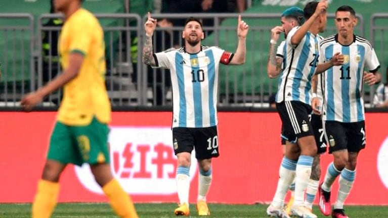 En pijama y recién levantados, los hijos de Messi alentaron a la Selección Argentina