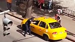 En plena Av. Vélez Sarsfield, el ladrón amenazaba con matar al chofer de taxi mientras los policías le apuntaban.