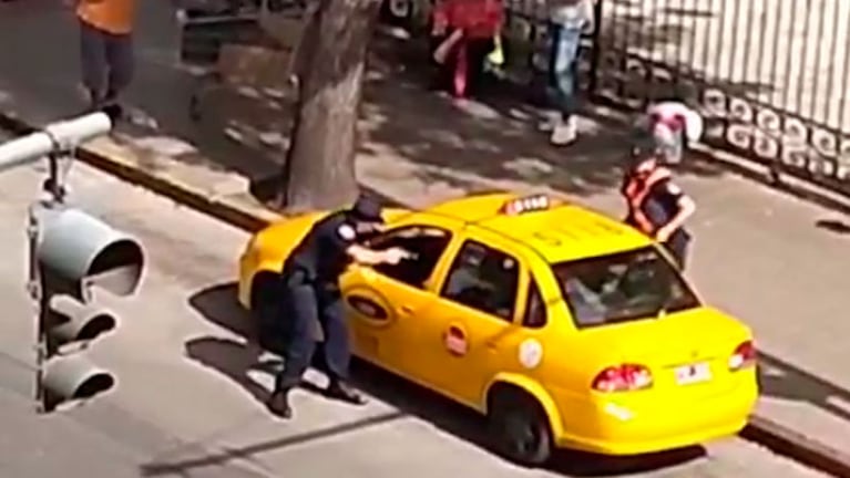 En plena Av. Vélez Sarsfield, el ladrón amenazaba con matar al chofer de taxi mientras los policías le apuntaban.