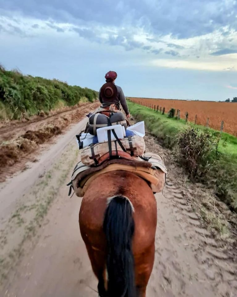 En plena pandemia, renunció a su trabajo para recorrer la Argentina a caballo