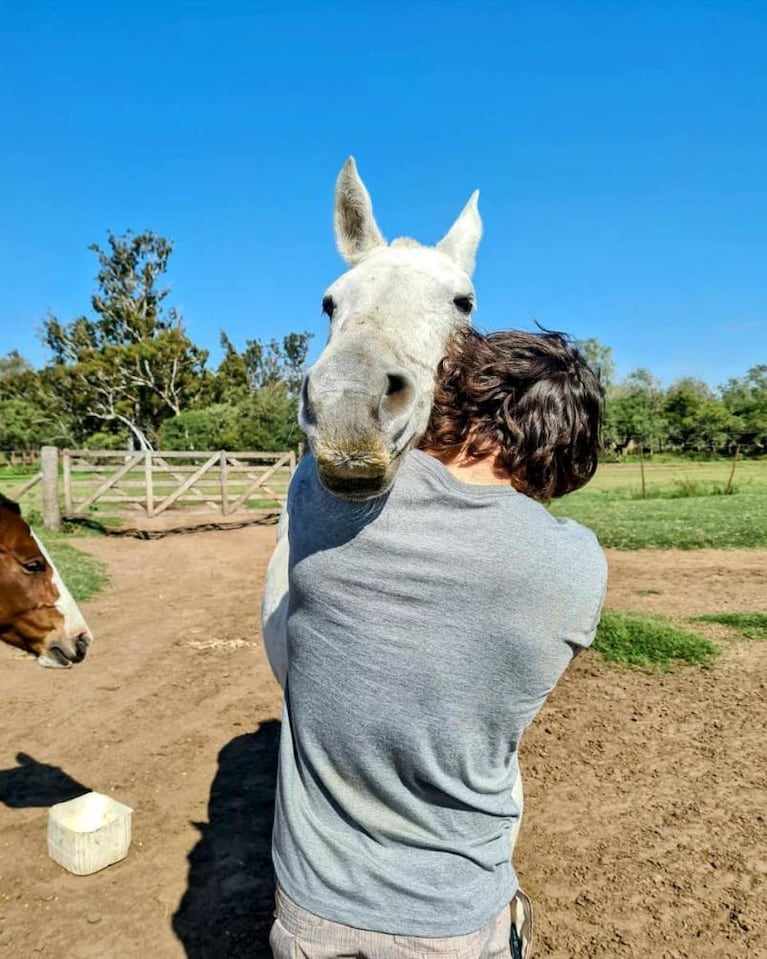 En plena pandemia, renunció a su trabajo para recorrer la Argentina a caballo