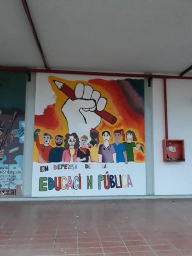 En pleno conflicto, un mural indignó a una estudiante de la UNC