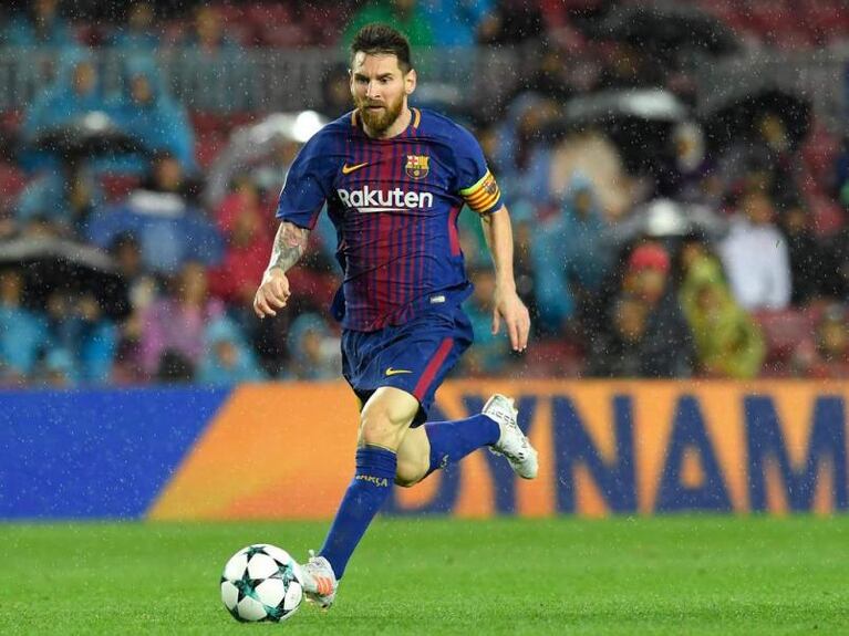 En pleno partido, Messi tomó una pastilla que llevaba en la media