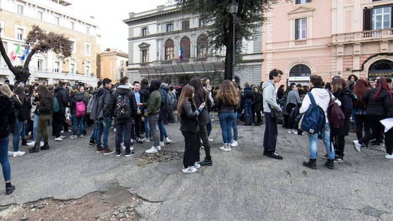 En Roma se sintieron muy fuertes los terremotos y ordenaron el desalojo de los edificios.