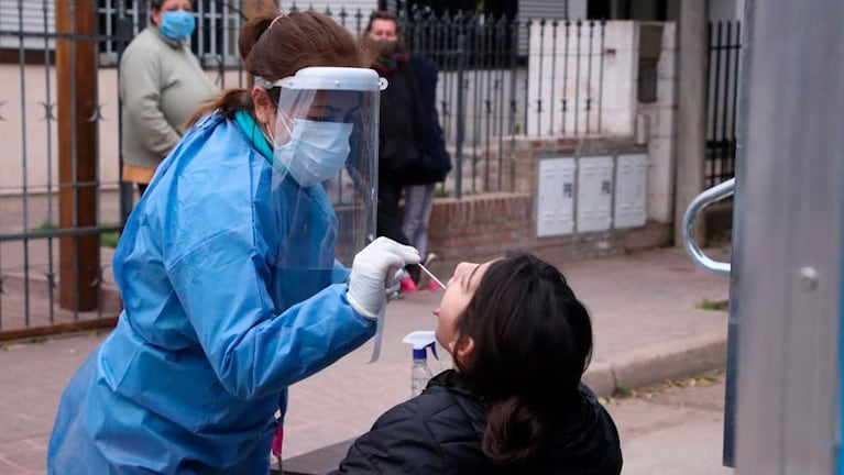 En Sacanta se detectaron varios casos positivos en escuelas primarias y secundarias.