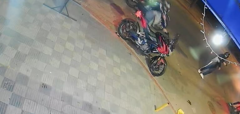 En segundos, 6 motochoros le llevaron la moto a punta de pistola.
