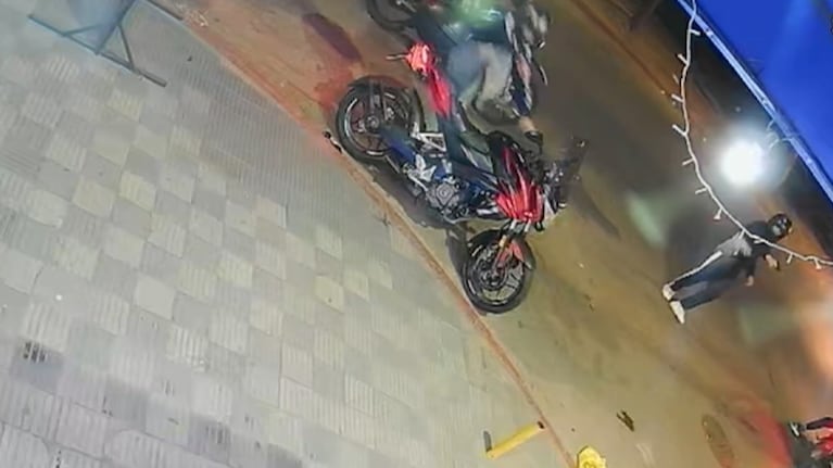 En segundos, 6 motochoros le llevaron la moto a punta de pistola.