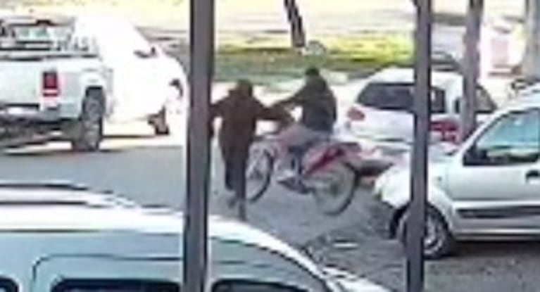 En segundos, le robaron la moto en una avenida de Villa Allende.