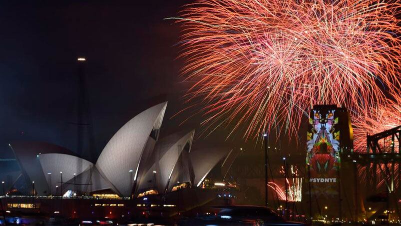 En Sídney, capital de Australia, el puente de la bahía se llenó de luces para los festejos.