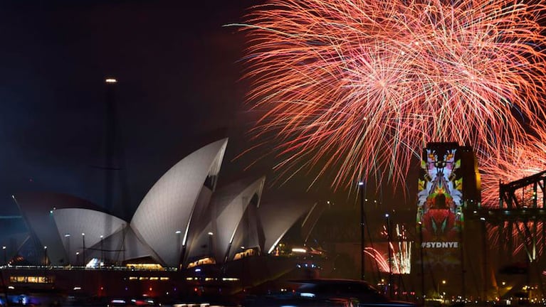 En Sídney, capital de Australia, el puente de la bahía se llenó de luces para los festejos.