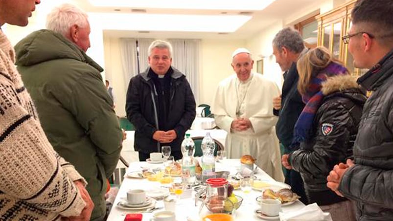 En su mesa de cumpleaños, Francisco compartió dulces argentinos con los mendigos.