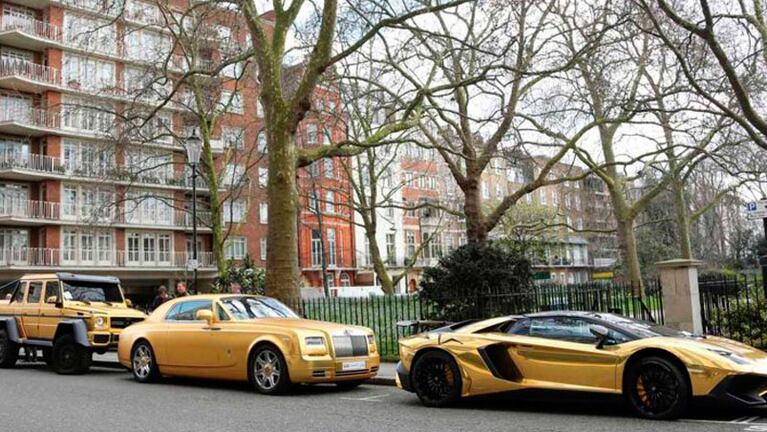 En su paseo por Londres lo multaron por estacionar mal sus cuatro autos de alta gama.