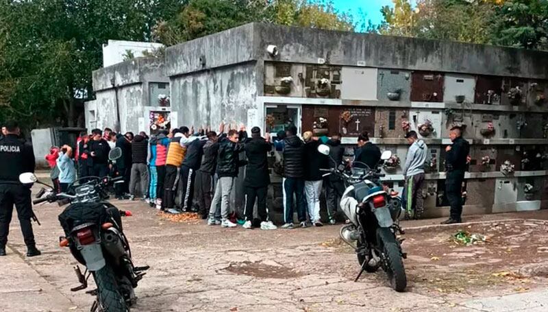 En total, en la reunión había 30 personas.