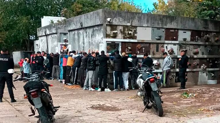 En total, en la reunión había 30 personas.