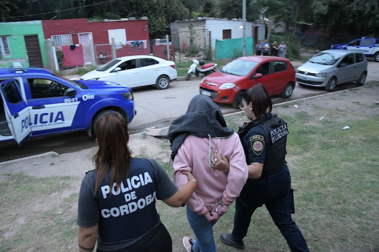 En total son cuatro los detenidos: dos hombres y dos mujeres.