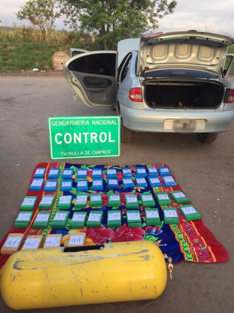 En un colectivo que venía a Córdoba escondieron 21 kilos de cocaína y los encontró un perro