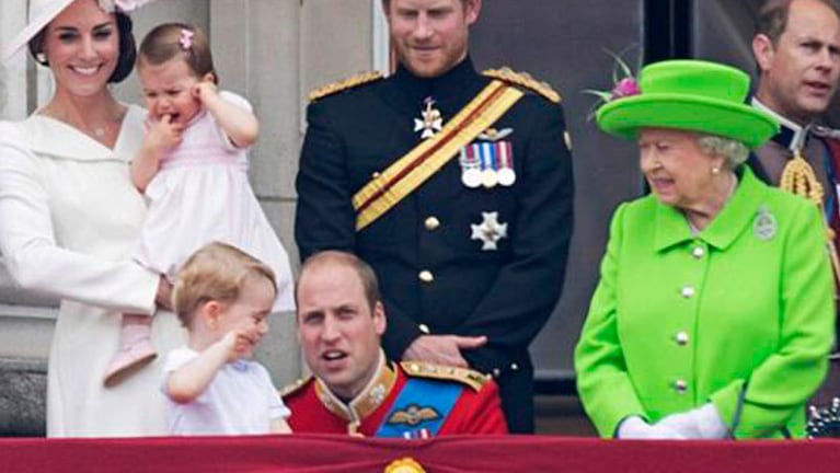 En un evento el príncipe William rompió el protocolo para agacharse a hablar con su hijo y la reina Isabel II lo retó. 
