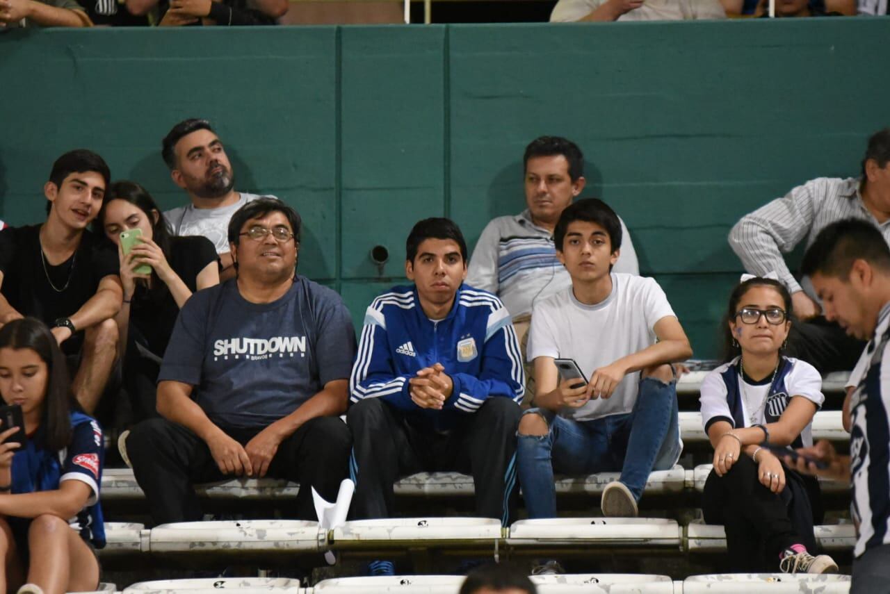 En un partido frenético, la T mereció más ante el último campeón. Foto: Lucio Casalla / ElDoce.tv