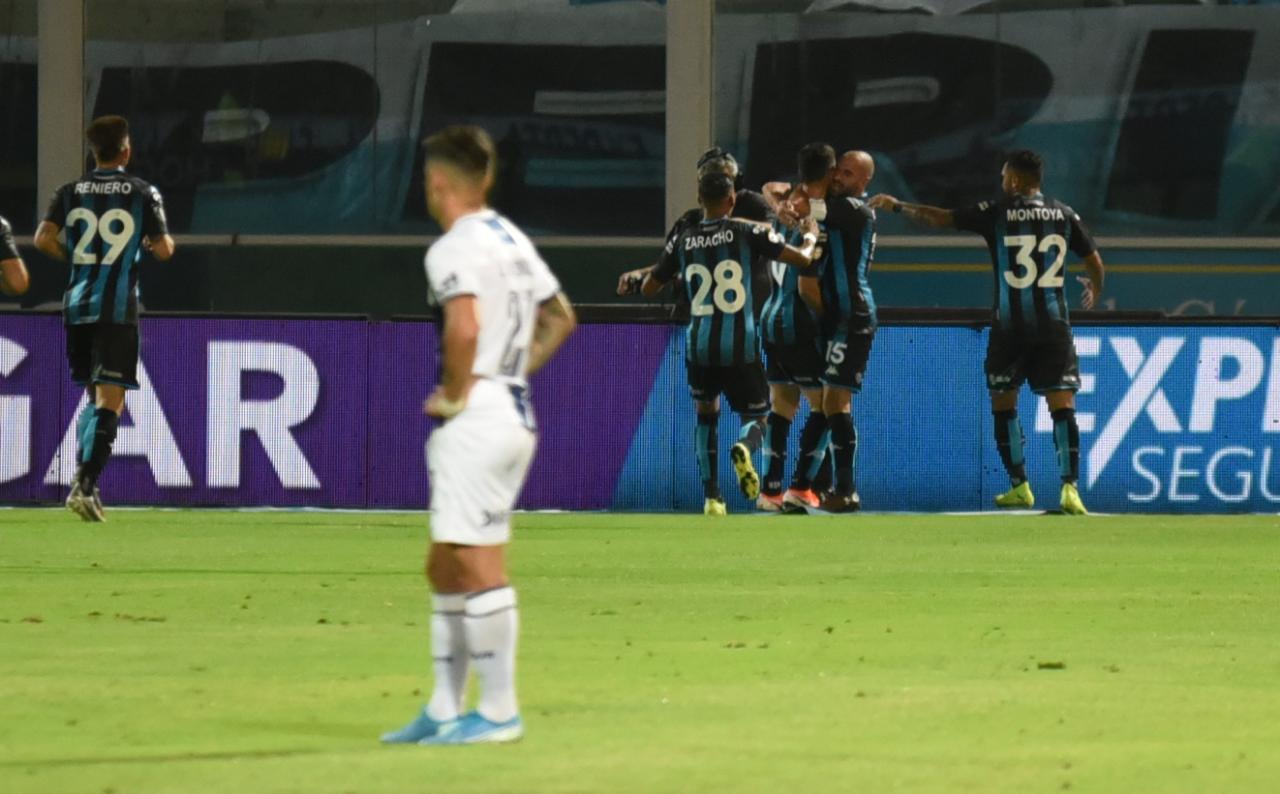 En un partido frenético, la T mereció más ante el último campeón. Foto: Lucio Casalla / ElDoce.tv