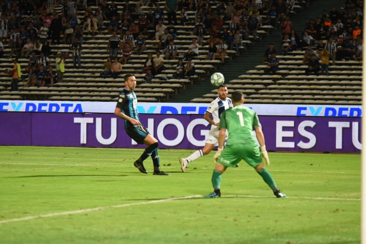 En un partido frenético, la T mereció más ante el último campeón. Foto: Lucio Casalla / ElDoce.tv