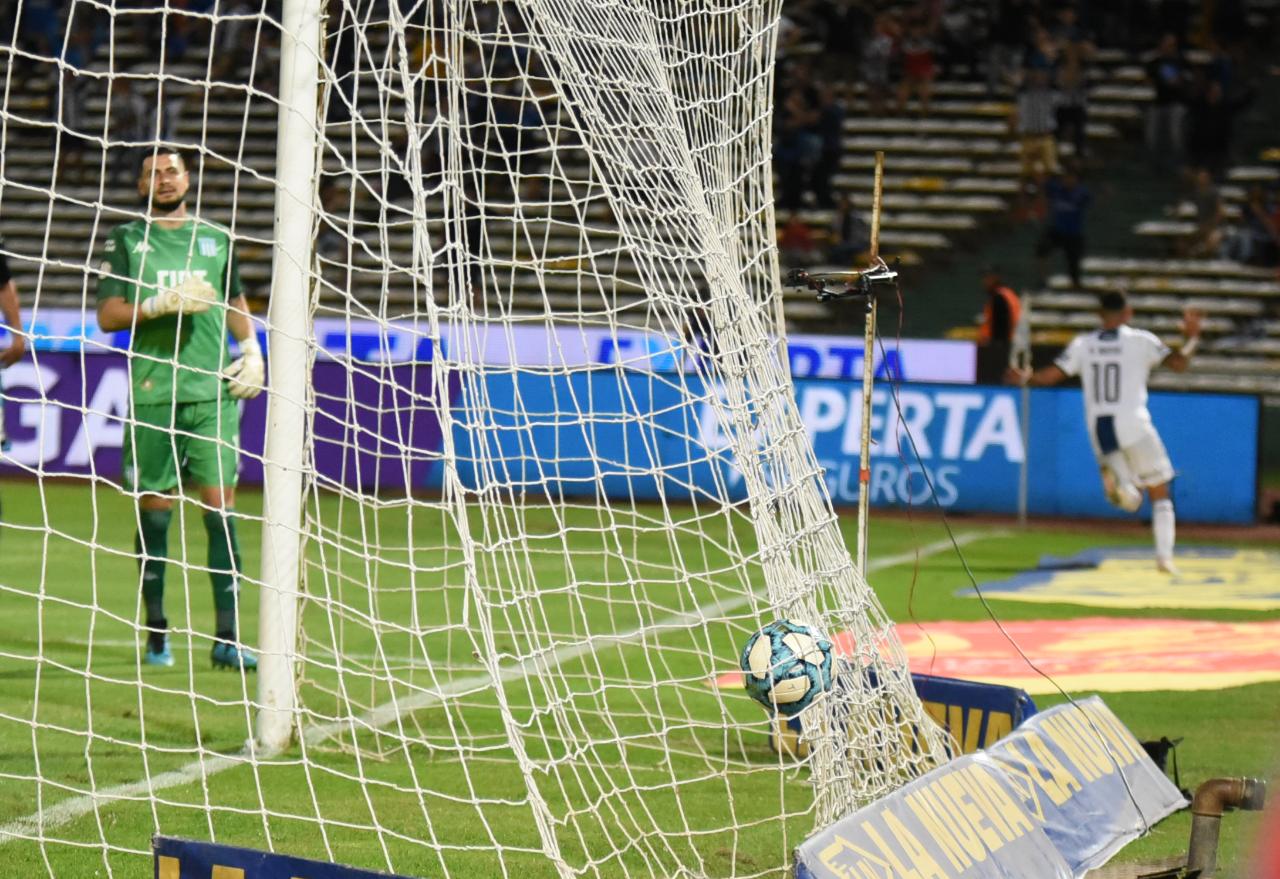 En un partido frenético, la T mereció más ante el último campeón. Foto: Lucio Casalla / ElDoce.tv