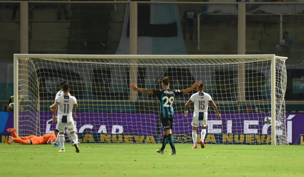 En un partido frenético, la T mereció más ante el último campeón. Foto: Lucio Casalla / ElDoce.tv