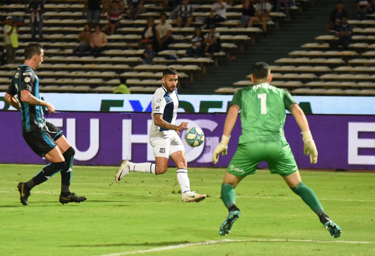 En un partido frenético, la T mereció más ante el último campeón. Foto: Lucio Casalla / ElDoce.tv