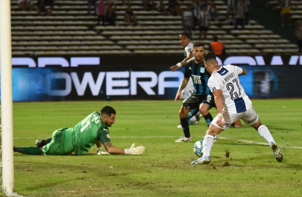 En un partido frenético, la T mereció más ante el último campeón. Foto: Lucio Casalla / ElDoce.tv