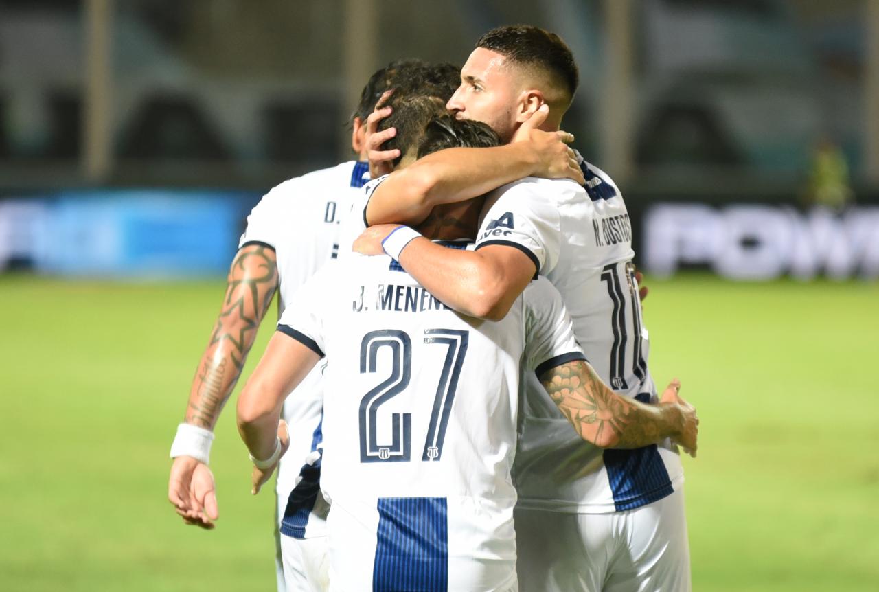 En un partido frenético, la T mereció más ante el último campeón. Foto: Lucio Casalla / ElDoce.tv