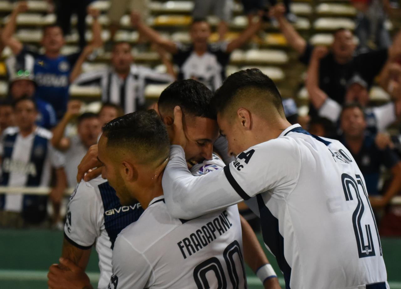 En un partido frenético, la T mereció más ante el último campeón. Foto: Lucio Casalla / ElDoce.tv