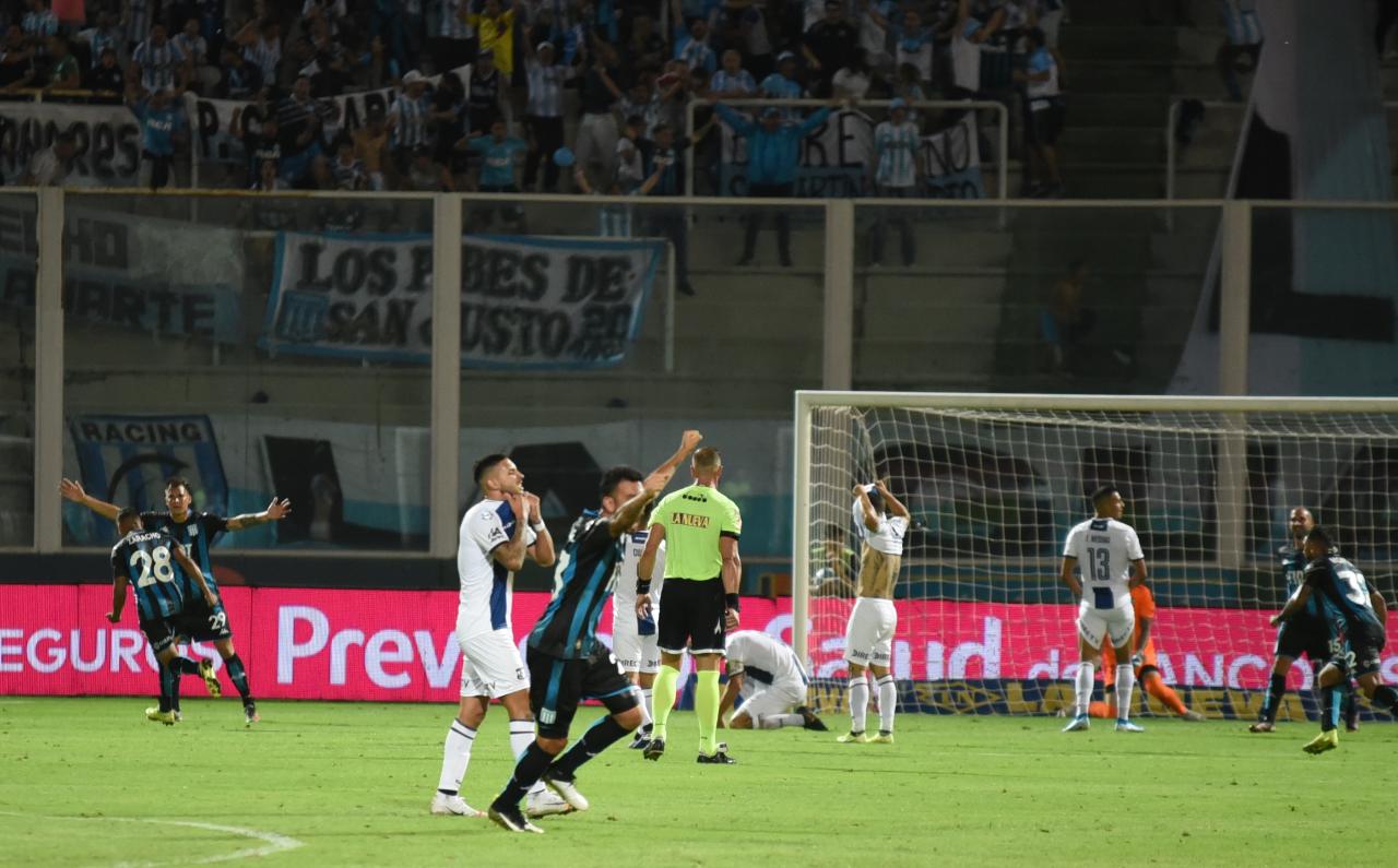 En un partido frenético, la T mereció más ante el último campeón. Foto: Lucio Casalla / ElDoce.tv