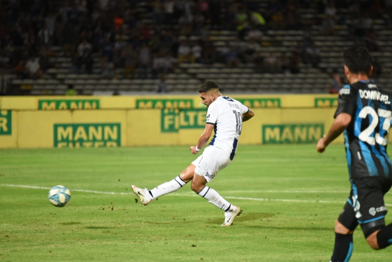 En un partido frenético, la T mereció más ante el último campeón. Foto: Lucio Casalla / ElDoce.tv